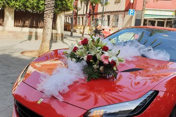 coche con ramo de flores